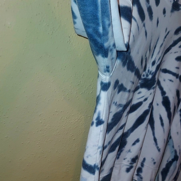 White and dark gray tye dye sweater size Medium - Picture 3 of 7